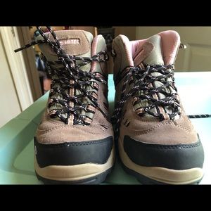 Women’s hiking boots. Size 9.
